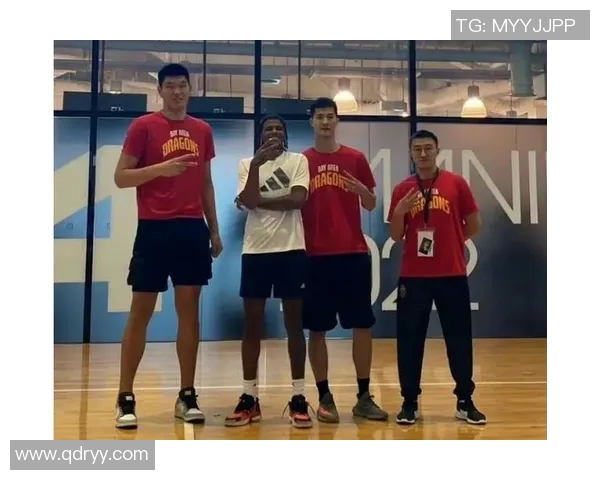 姚明亲自赠送球衣活动盛况回顾与球迷互动精彩瞬间分享 姚明亲自赠送球衣活动盛况回顾与球迷互动精彩瞬间分享