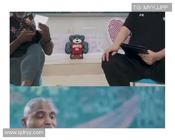 姚明与莫布里相遇的时刻:篮球传奇的传承与新星的崛起 姚明与莫布里相遇的时刻:篮球传奇的传承与新星的崛起