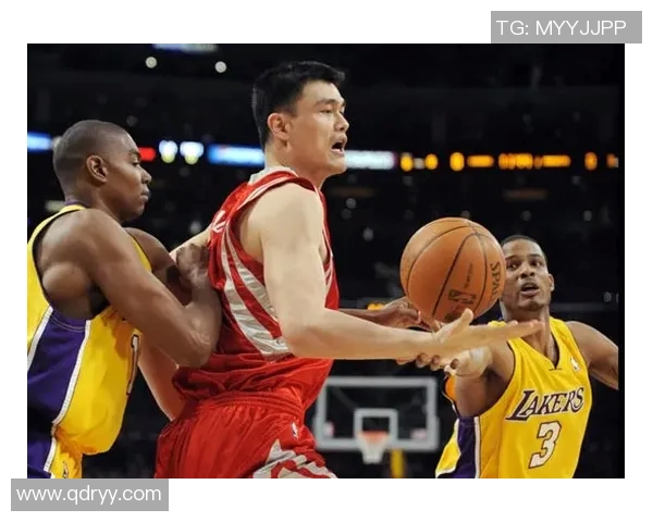 姚明在赛场上多次展现盖帽绝技震撼全场引发热议