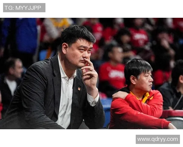 姚明温暖一握肩膀传递力量与关怀的瞬间 姚明温暖一握肩膀传递力量与关怀的瞬间