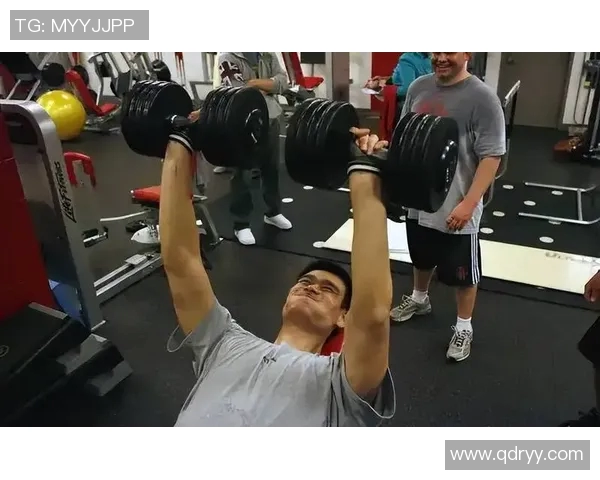 姚明健身新挑战哑铃训练展现力量与坚持的完美结合 姚明健身新挑战哑铃训练展现力量与坚持的完美结合