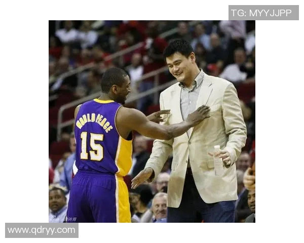 湖人队在赛场上重温姚明的辉煌岁月与传奇故事