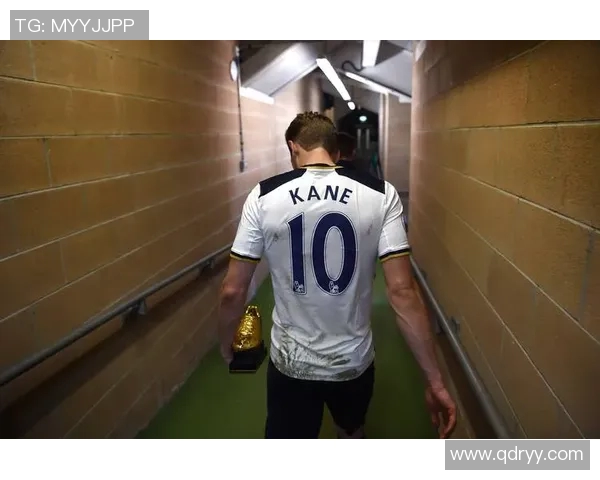 足球明星背影抱球瞬间展现力量与激情的完美结合