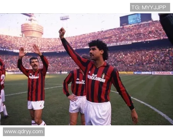 足球明星亲自开球星卡见证传奇瞬间与球迷互动的精彩时刻 足球明星亲自开球星卡见证传奇瞬间与球迷互动的精彩时刻