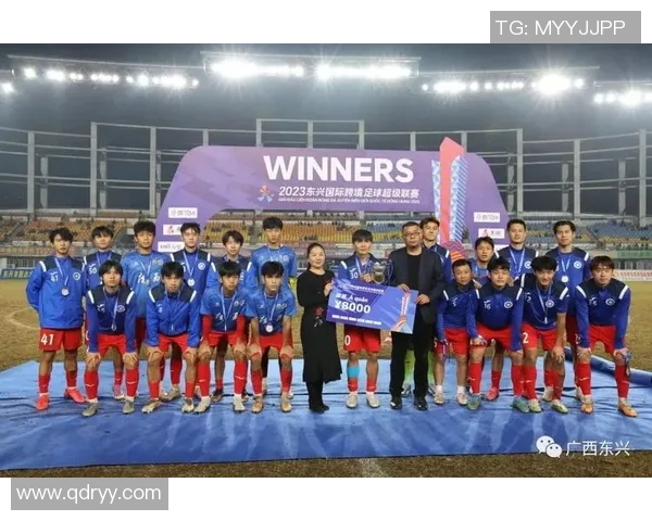 香港足球明星队东兴展现风采助力青少年足球发展与交流