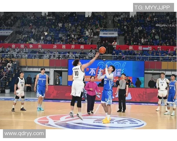 NBA篮球明星齐聚一堂热情拍掌展现团结与激情的瞬间